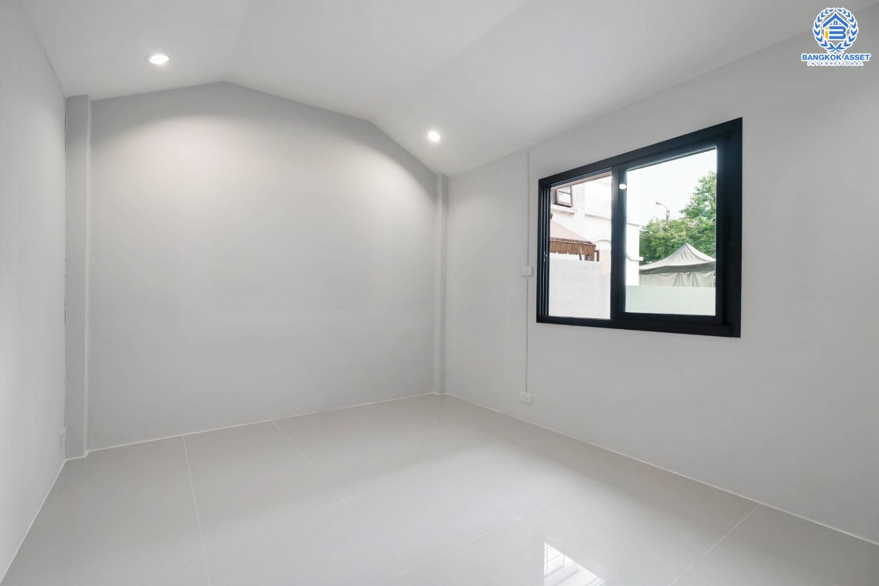 บ้านมือสองตกแต่งใหม่ ทำเลใจกลางเมือง ม.บ้านประชาชื่น ประชาชื่น-สามัคคี เนื้อที่ 63 ตร.ว. ฟังก์ชันจัดเต็ม 5 ห้องนอน 2 ห้องน้ำ 2 ที่จอดรถ บนทำเลเดินทางสะดวก เชื่อมต่อหลายเส้นทาง ใกล้เดอะมอลล์งามวงศ์วาน เซ็นทรัลแจ้งวัฒนะ ทางด่วน และรถไฟฟ้า (สายสีชมพู)